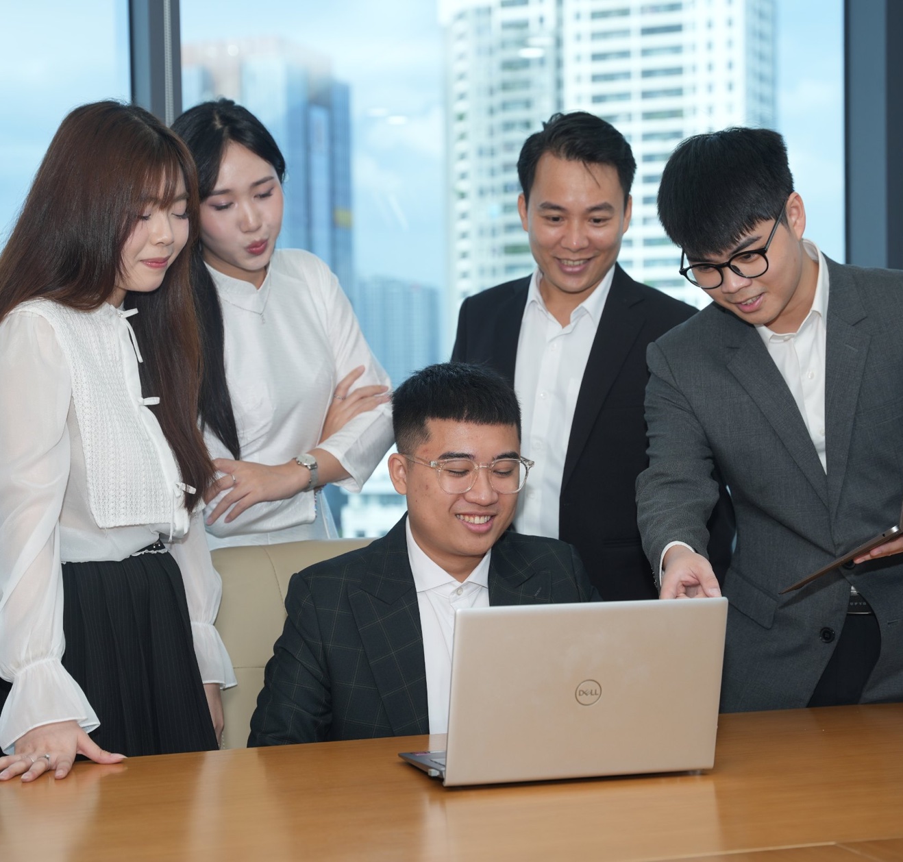 Nhà lãnh đạo đứng trên đỉnh núi nhìn về thành phố